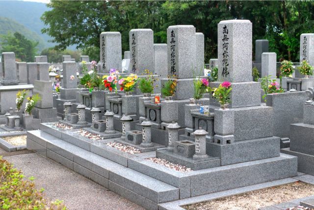 霊園と供えられた花