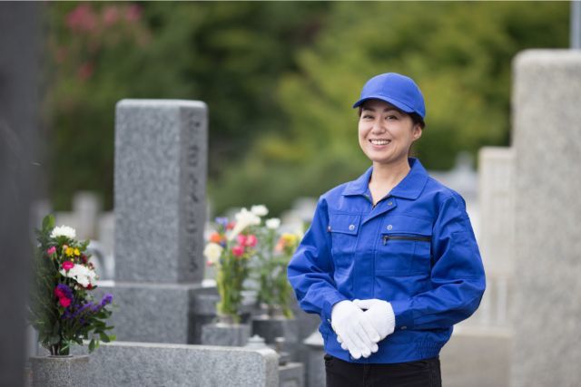 霊園と墓じまいのサポートをする女性